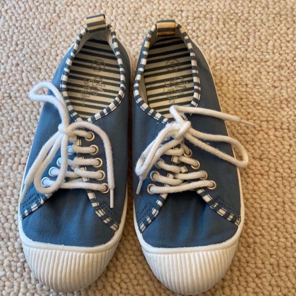 City Sneaks Canvas Sneakers in a Size 5